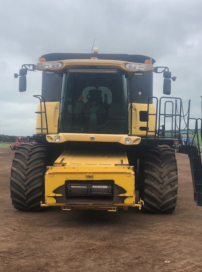 2006 New Holland CR960 with 39ft MacDon 2052 Draper Front Farm Tender